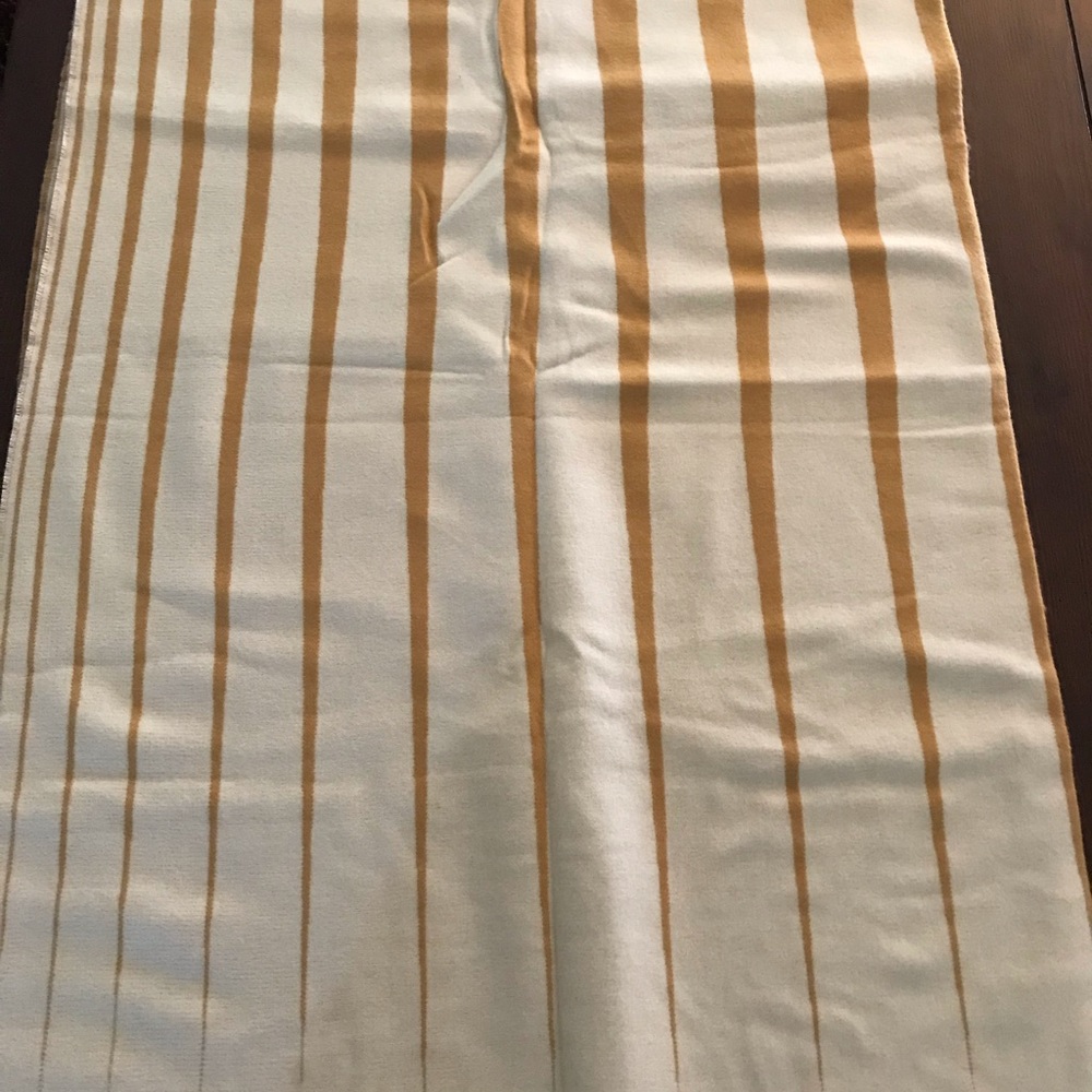 Paulette Rollo Reversible Extra fine Merino throw - Picture 3 of 6